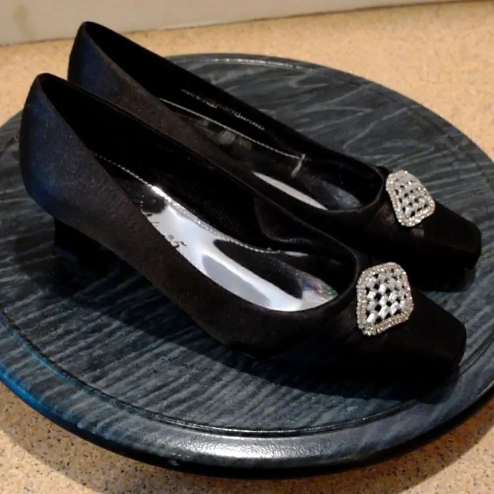 👍 Easy Street Black Satin Kitten Heels Size 5. NWOT.   S3